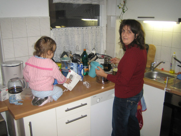 20061210__ZuHause__SarahHilftBeimPuttingKochenUndHenrikLacht_001