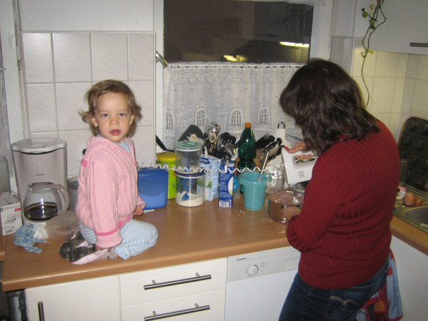 20061210__ZuHause__SarahHilftBeimPuttingKochenUndHenrikLacht_002