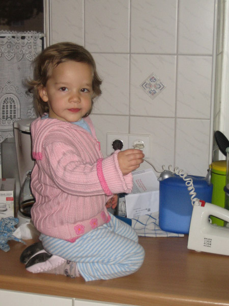 20061210__ZuHause__SarahHilftBeimPuttingKochenUndHenrikLacht_004