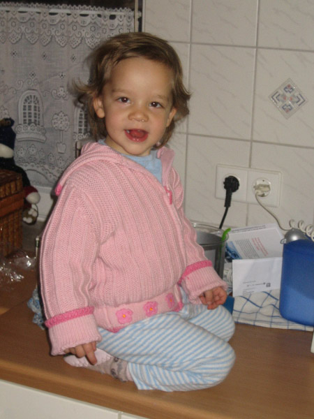 20061210__ZuHause__SarahHilftBeimPuttingKochenUndHenrikLacht_005
