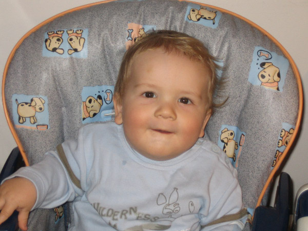 20061210__ZuHause__SarahHilftBeimPuttingKochenUndHenrikLacht_010