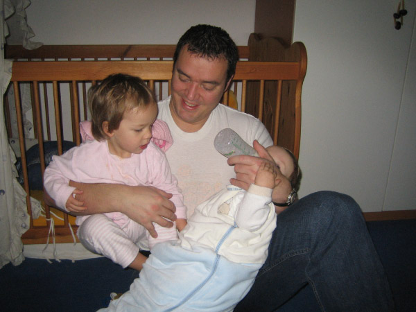20061218__ZuHause__Sarah,HenrikAufEkkySchoß_003