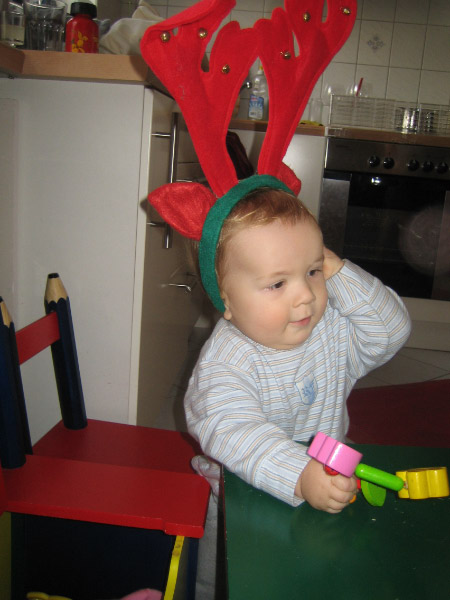 20061222__ZuHause__SarahUndHenrikMachenBlödsinnMitElchgeweih_001