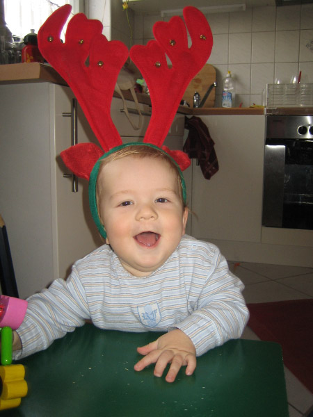 20061222__ZuHause__SarahUndHenrikMachenBlödsinnMitElchgeweih_002