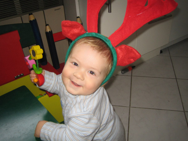 20061222__ZuHause__SarahUndHenrikMachenBlödsinnMitElchgeweih_005