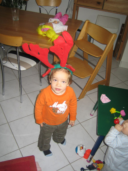 20061222__ZuHause__SarahUndHenrikMachenBlödsinnMitElchgeweih_007