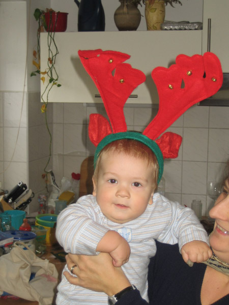 20061222__ZuHause__SarahUndHenrikMachenBlödsinnMitElchgeweih_012