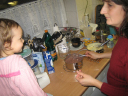 20061210__ZuHause__SarahHilftBeimPuttingKochenUndHenrikLacht_006