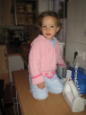 20061210__ZuHause__SarahHilftBeimPuttingKochenUndHenrikLacht_008