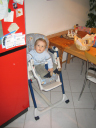 20061210__ZuHause__SarahHilftBeimPuttingKochenUndHenrikLacht_009